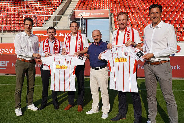 Sechs Personen beim Fototermin zwischen SSV Jahn Regensburg und der Zollner Elektronik AG