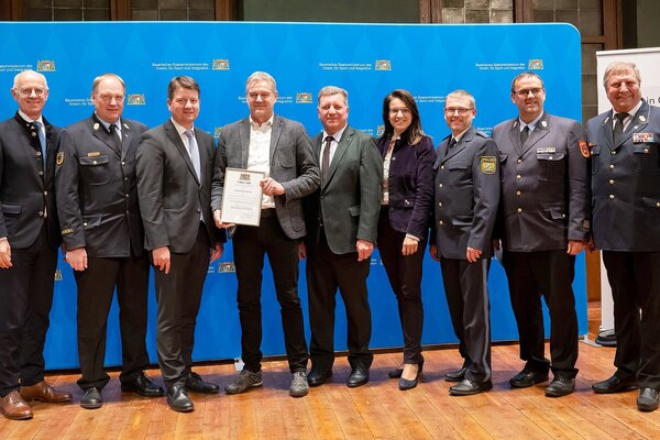 Bayerns Innenstaatssekretär Sandro Kirchner ehrt beim Blaulichtempfang „Sicheres Bayern“ am 15.10.2022 im Rathausprunksaal in Landshut 17 bayerische Unternehmen mit der Auszeichnung 'Ehrenamtsfreundlicher Betrieb – Gemeinsam für mehr Sicherheit'.  Foto: Sebastian Widmann / StMI