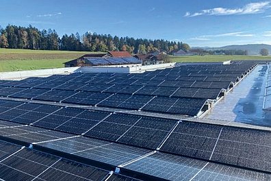 Ansicht von oben: Photovoltaikanlage der Zollner Elektronik AG in Zandt