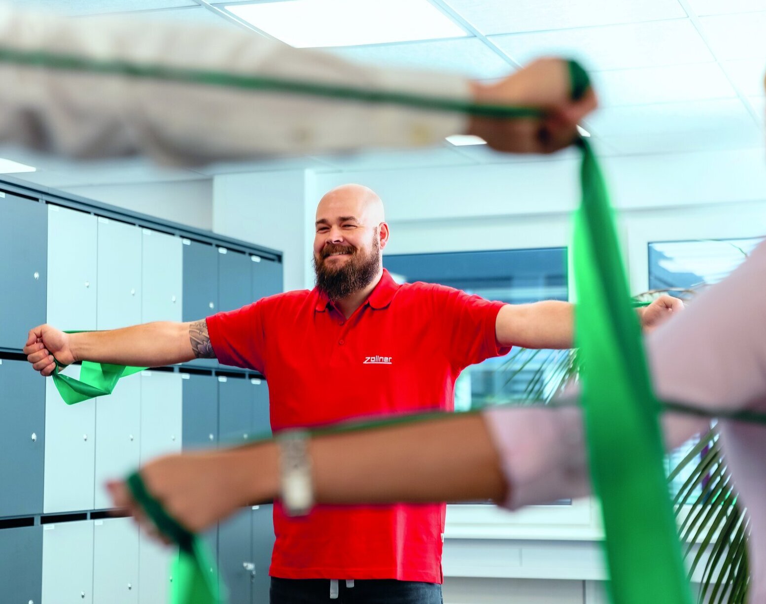 Mitarbeiter der Zollner Elektronik AG nehmen an einem Fitnesskurs zur betrieblichen Gesundheitsförderung teil.