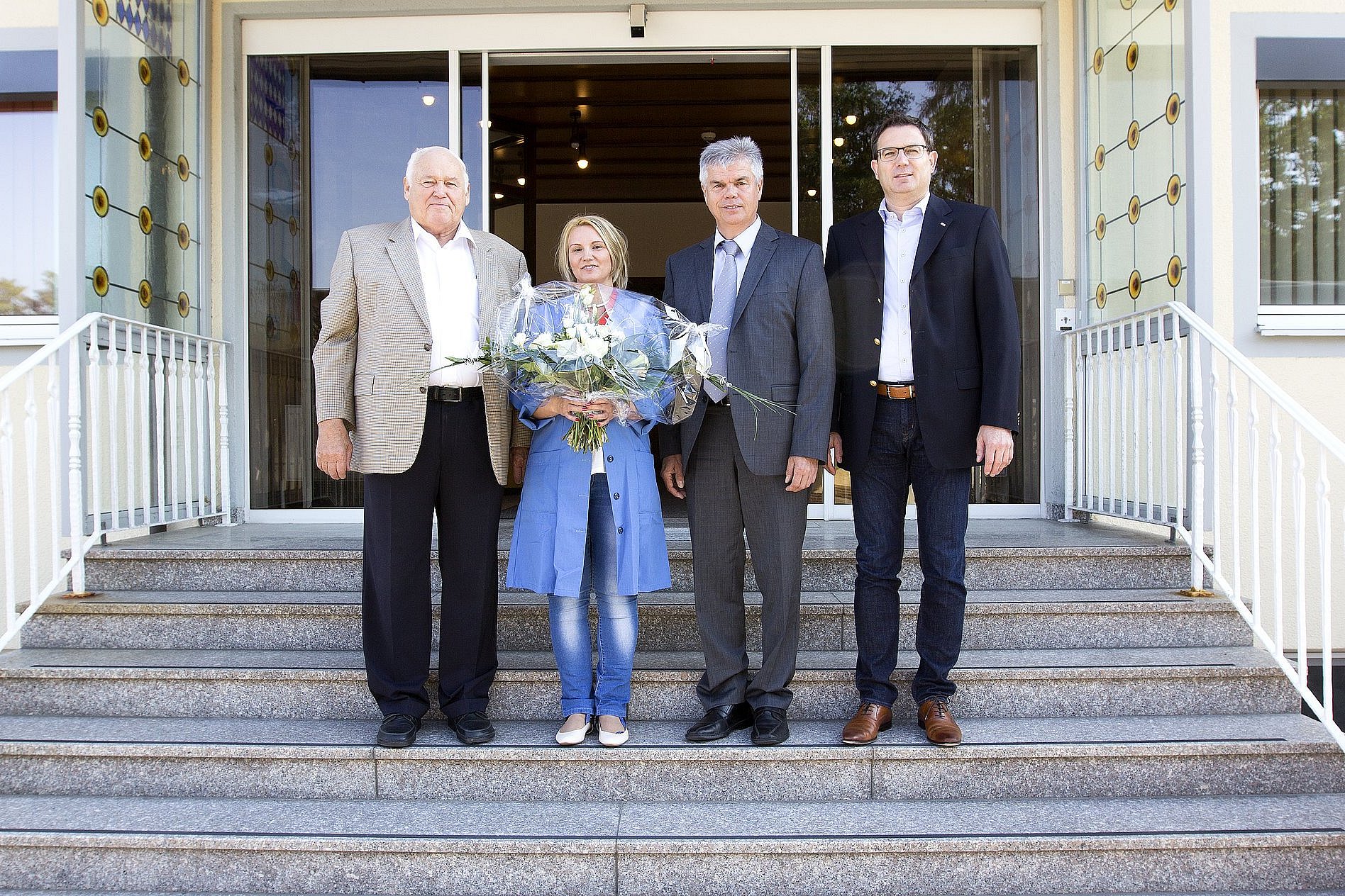 Aufsichtsratsvorsitzender Manfred Zollner und Vorstandsmitglied Ludwig Zollner begrüßen die 10.000. Mitarbeiterin der Zollner Elektronik AG.