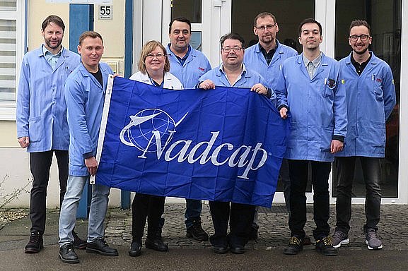 Acht Personen bei der Sicherung der Nadcap-Akkreditierung