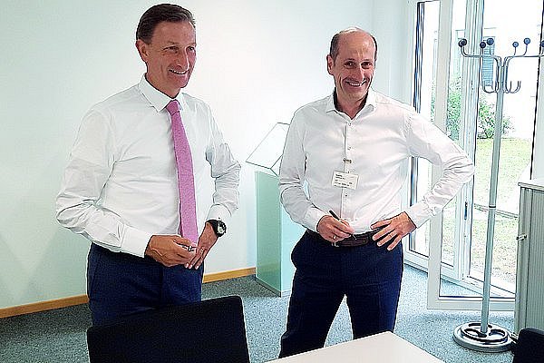Dietmar Siemssen, CEO der Gerresheimer AG und Markus Aschenbrenner, Mitglied des Vorstands der Zollner Elektronik Ag stehen gemeinsam bei der Vertragsunterzeichnung.