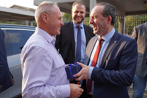 Manfred Huber (l) und Hubert Aiwanger (r) beim Besuch des Bayrischen Wirtschaftsministers von Zollner China