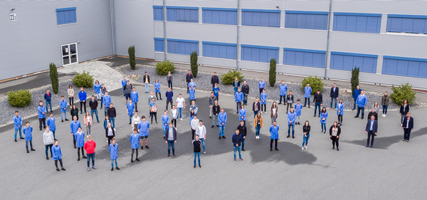 Die neuen Auszubildenden und Dualen Studenten beim Fototermin