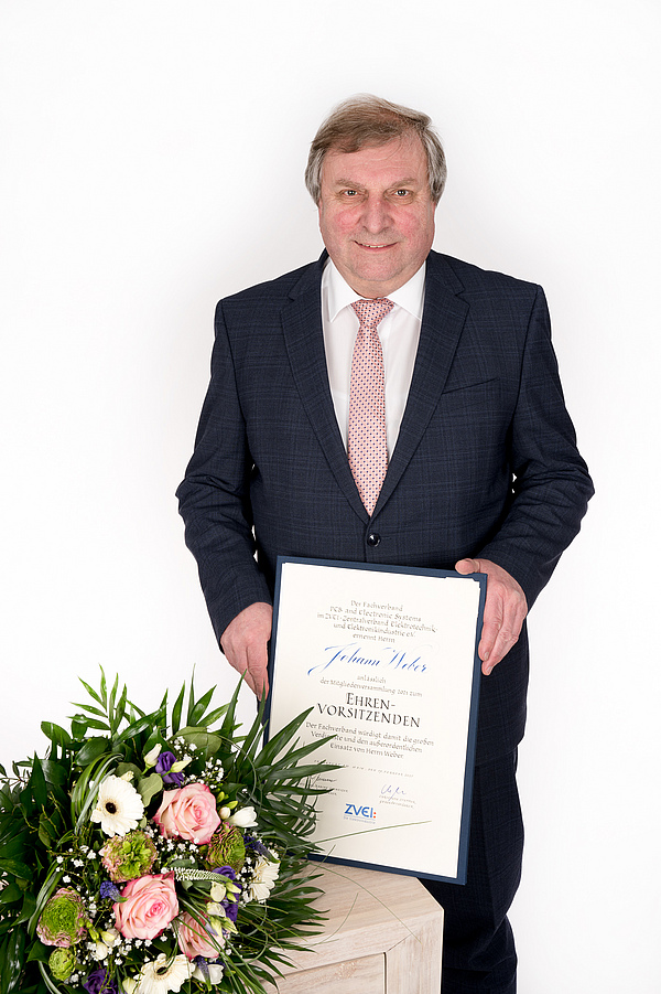 Johann Weber mit der Ehrenvorsitzenden-Urkunde