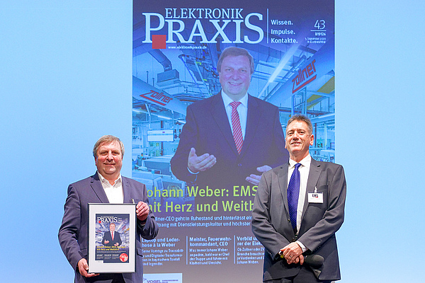 Zollner-CEO Johann Weber (l.) und Elektronikpraxis-Chefredakteur Johann Wiesböck (r.) beim Fototermin