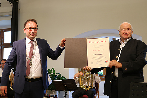 Der Chamer Bürgermeister Martin Stoiber übergibt die Ehrenurkunde an Manfred Zollner Senior