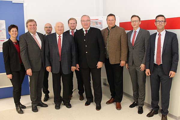 Neun Personen bei der Besichtigung des Chamer Landrates der neuen Reinräume im Werk Neukirchen