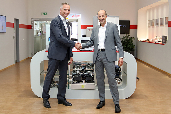 Jörgen Jost auf der Stroth, Vice President Supply Chain & Procurement bei Pricer AB und Markus Aschenbrenner, Vorstandsmitglied bei Zollner, besiegeln die Zusammenarbeit per Handschlag.