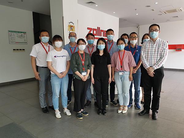 Der ursprüngliche Termin fiel wegen der Covid-19-Pandemie aus, doch mit Maske konnte das EN-9100-Audit nachgeholt werden: DEKRA-Auditorin Echo Chen (M.) bescheinigte den Zollner-Kollegen in Taicang sehr gutes Qualitätsmanagement.